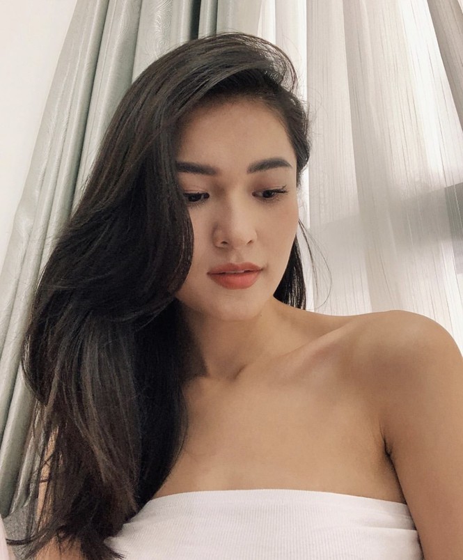 a hau thuy dung khoe vai tran quyen ru khi o nha cach ly hinh 3