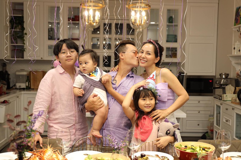 hoang bach xuc dong den bat khoc trong ngay sinh nhat mung tuoi 40 hinh 1