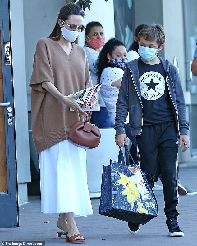 chuyen showbiz: khanh thi gay chu y voi dien mao ca tinh khac la hinh 4