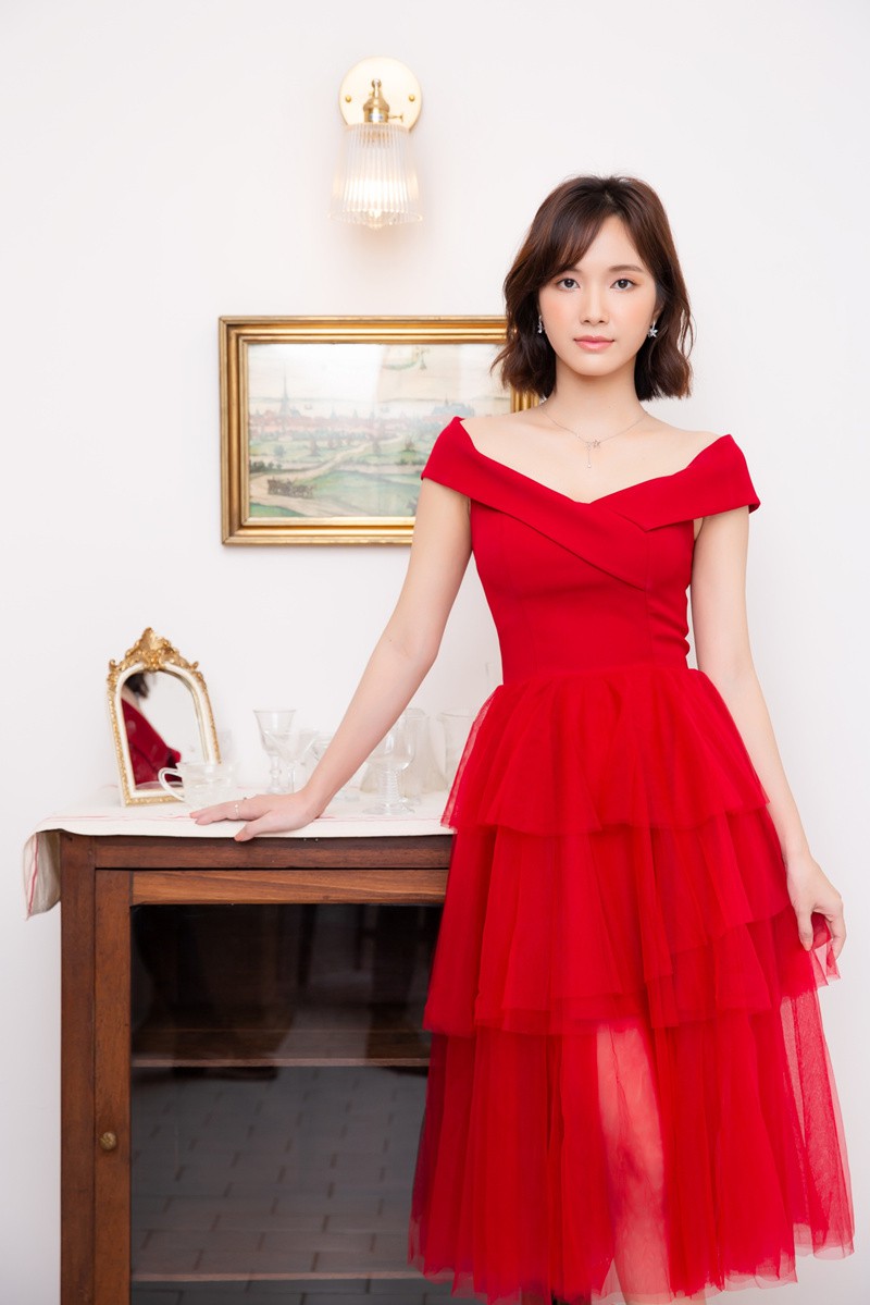 chuyen showbiz: khanh thi gay chu y voi dien mao ca tinh khac la hinh 8