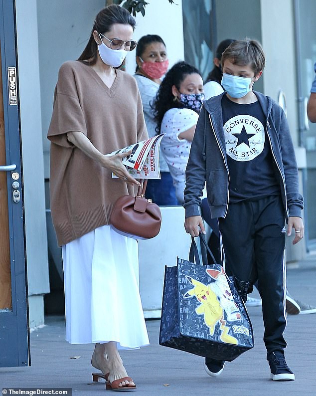 angelina jolie lo voc dang gay go khi di mua sam cung con trai cung hinh 1
