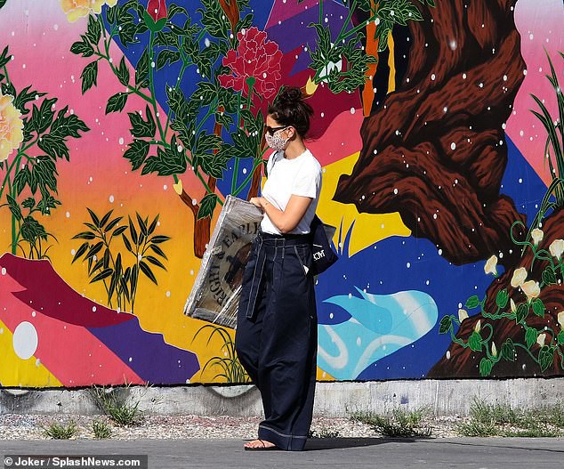katie holmes mac do gian di, mot minh ra pho mua tranh ve nha treo hinh 3