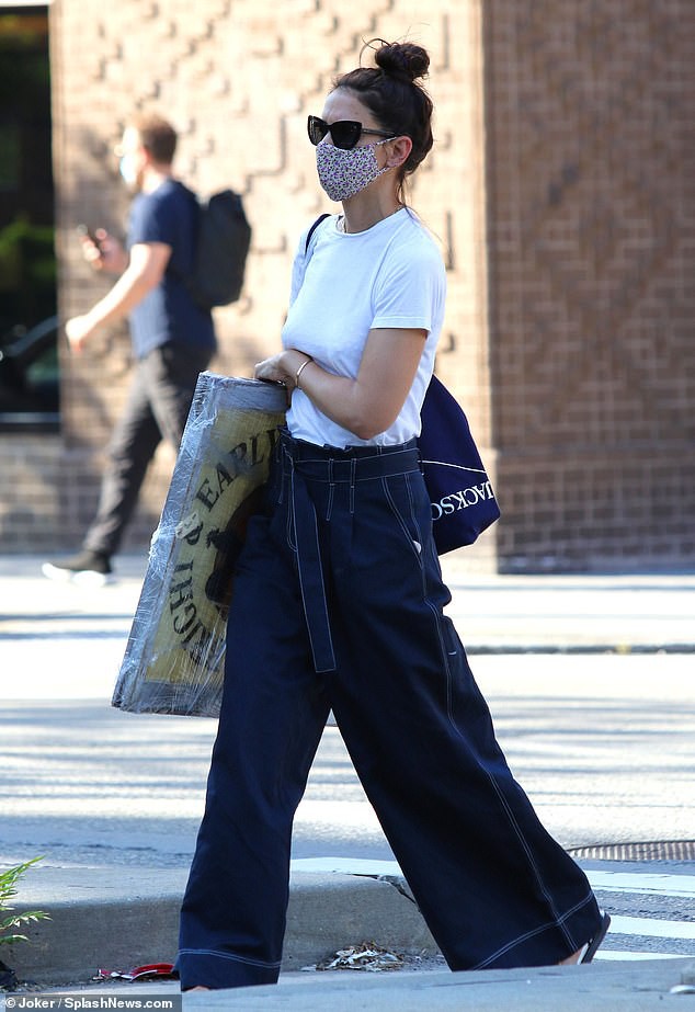 katie holmes mac do gian di, mot minh ra pho mua tranh ve nha treo hinh 4