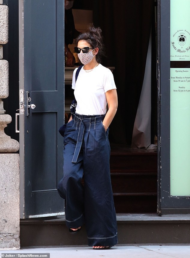 katie holmes mac do gian di, mot minh ra pho mua tranh ve nha treo hinh 5
