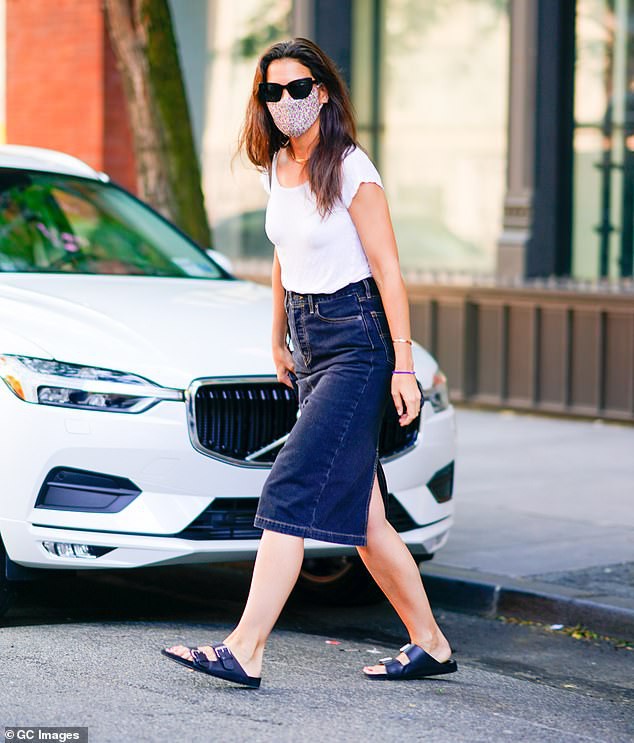 katie holmes mac do gian di, mot minh ra pho mua tranh ve nha treo hinh 6