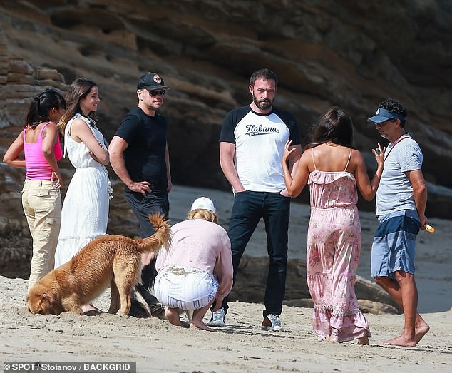ben affleck va ban gai xinh dep hon nhau ngot ngao tren bai bien hinh 2