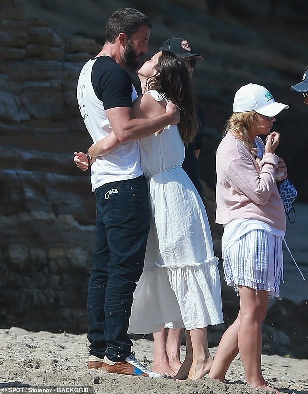 ben affleck va ban gai xinh dep hon nhau ngot ngao tren bai bien hinh 3