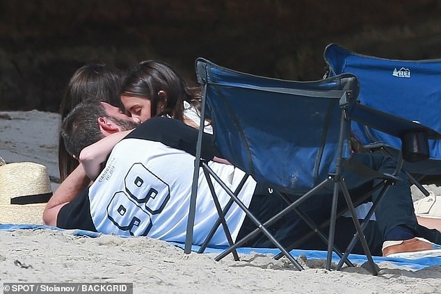 ben affleck va ban gai xinh dep hon nhau ngot ngao tren bai bien hinh 4
