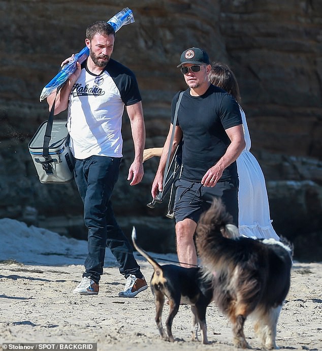 ben affleck va ban gai xinh dep hon nhau ngot ngao tren bai bien hinh 5
