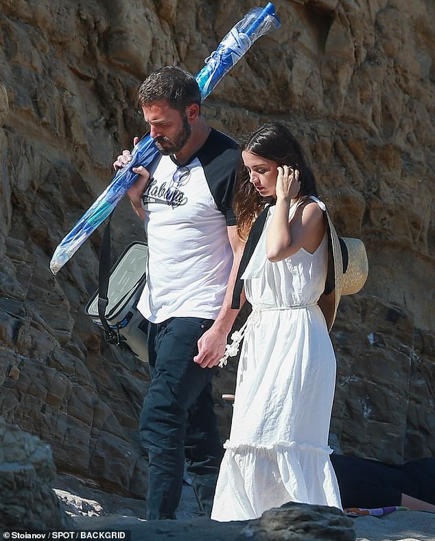 ben affleck va ban gai xinh dep hon nhau ngot ngao tren bai bien hinh 6