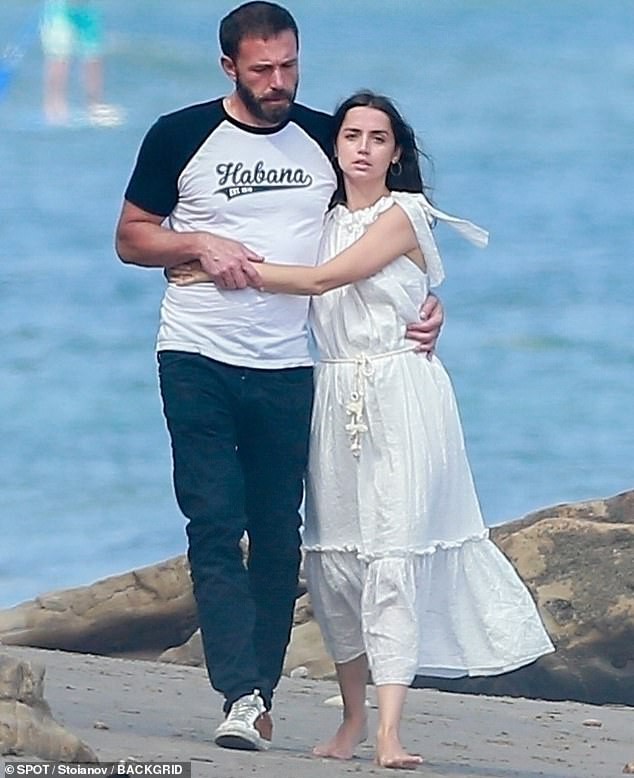 ben affleck va ban gai xinh dep hon nhau ngot ngao tren bai bien hinh 7