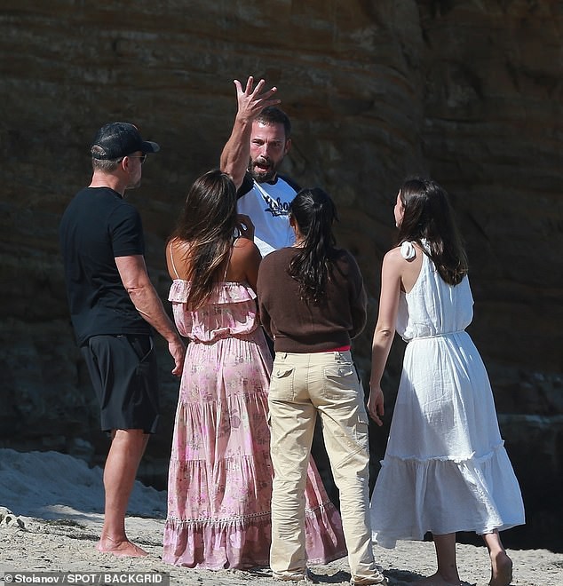 ben affleck va ban gai xinh dep hon nhau ngot ngao tren bai bien hinh 8