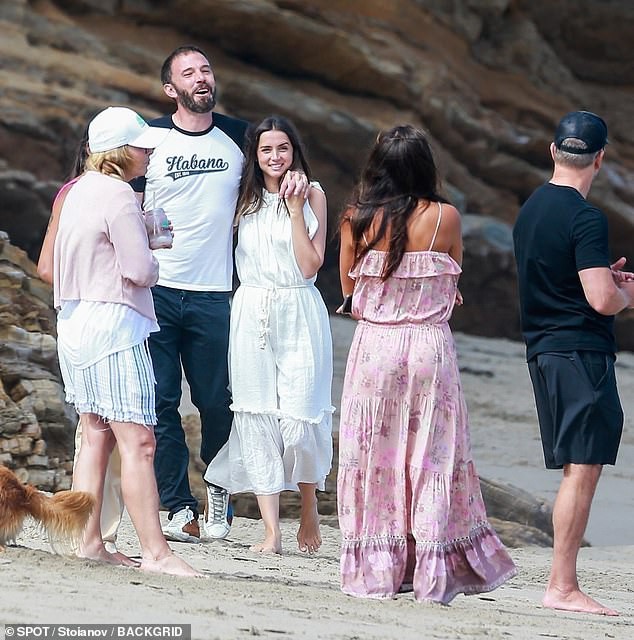 ben affleck va ban gai xinh dep hon nhau ngot ngao tren bai bien hinh 9