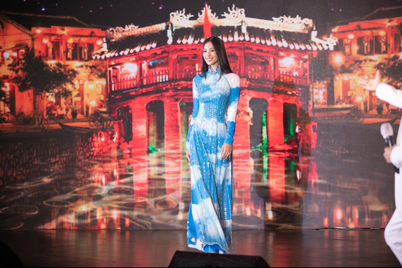 ntk cong tri ban dau gia chiec ao dai 80 trieu do hoa hau tieu vy trinh dien hinh 1
