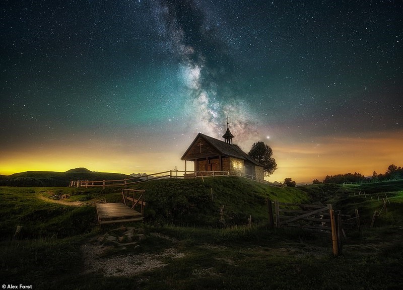 Thụy Sĩ là nơi tuyệt vời nhất để thưởng thức cảm giác tuyệt đẹp khi nhìn thấy bầu trời đêm đầy sao. Hình nền bầu trời đêm Thụy Sĩ sẽ đưa bạn đến với kỳ quan đầy bất ngờ của vũ trụ.