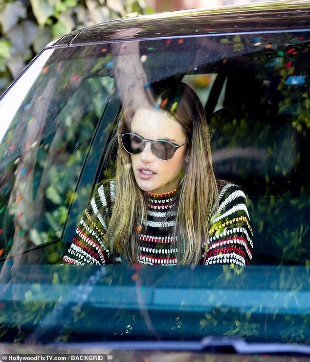 alessandra ambrosio khoe chan thon dang dep, mot minh di an trua o my hinh 5