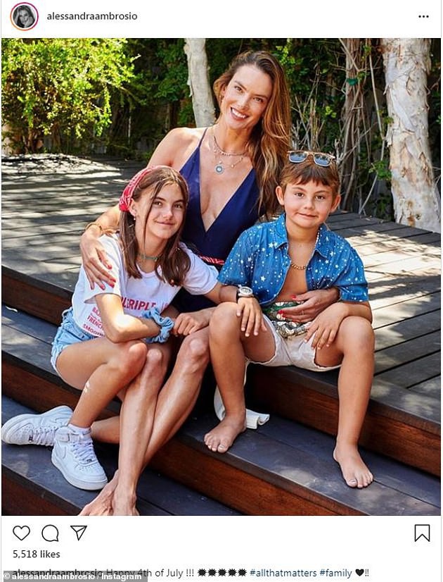 alessandra ambrosio khoe chan thon dang dep, mot minh di an trua o my hinh 6