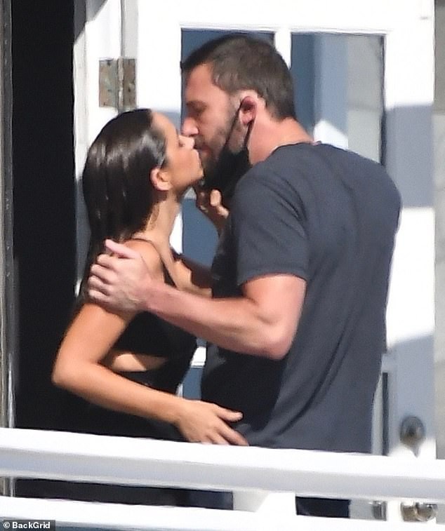 ben affleck ngot ngao "khoa moi" ban gai xinh dep tren phim truong hinh 1