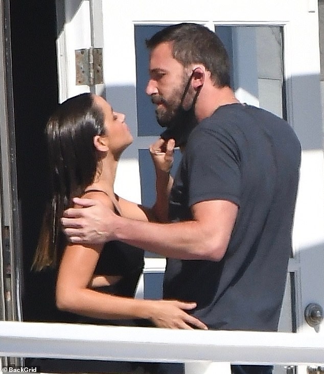 ben affleck ngot ngao "khoa moi" ban gai xinh dep tren phim truong hinh 2