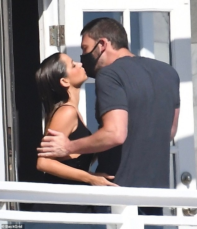 ben affleck ngot ngao "khoa moi" ban gai xinh dep tren phim truong hinh 4