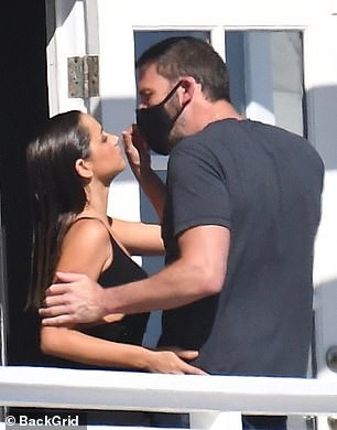 ben affleck ngot ngao "khoa moi" ban gai xinh dep tren phim truong hinh 5