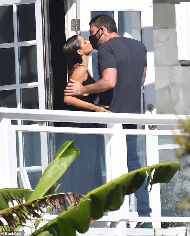 ben affleck ngot ngao "khoa moi" ban gai xinh dep tren phim truong hinh 6