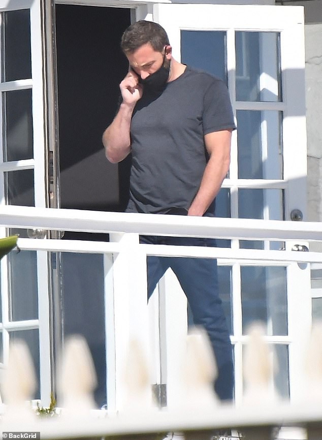 ben affleck ngot ngao "khoa moi" ban gai xinh dep tren phim truong hinh 7