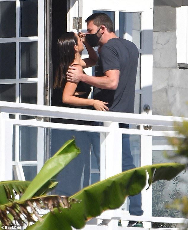 ben affleck ngot ngao "khoa moi" ban gai xinh dep tren phim truong hinh 8