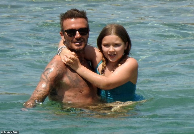 con gai david beckham lam nung, om chat bo khi di tam bien o hy lap hinh 1