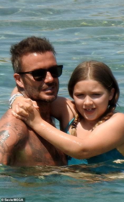 con gai david beckham lam nung, om chat bo khi di tam bien o hy lap hinh 2