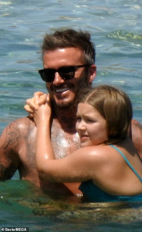 con gai david beckham lam nung, om chat bo khi di tam bien o hy lap hinh 3