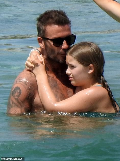 con gai david beckham lam nung, om chat bo khi di tam bien o hy lap hinh 5