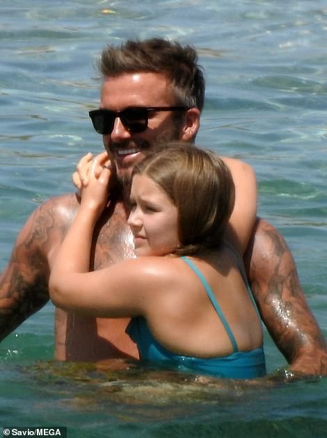 con gai david beckham lam nung, om chat bo khi di tam bien o hy lap hinh 6