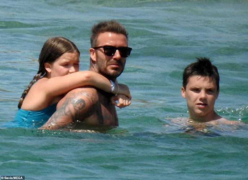 con gai david beckham lam nung, om chat bo khi di tam bien o hy lap hinh 7