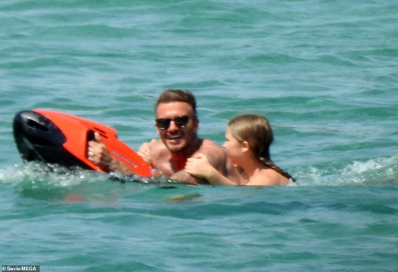 con gai david beckham lam nung, om chat bo khi di tam bien o hy lap hinh 9