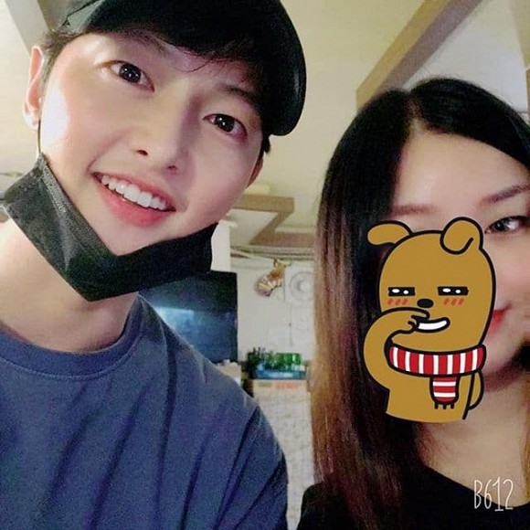 song joong ki chup anh gan gui co gai la mat hinh 1