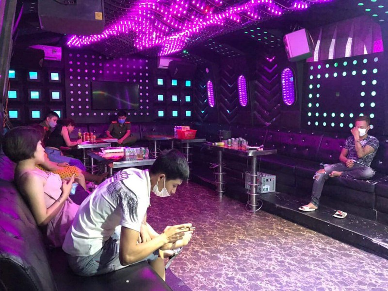 hai phong phat hien 2 diem karaoke hoat dong bat chap lenh cam hinh 2