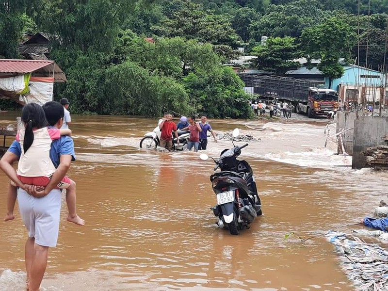 son la chu dong ung pho voi mua lon keo dai hinh 1