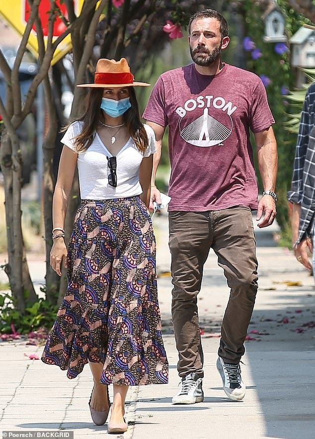 ben affleck va ban gai xinh dep the hien tinh cam khi di mua sam cung nhau hinh 1