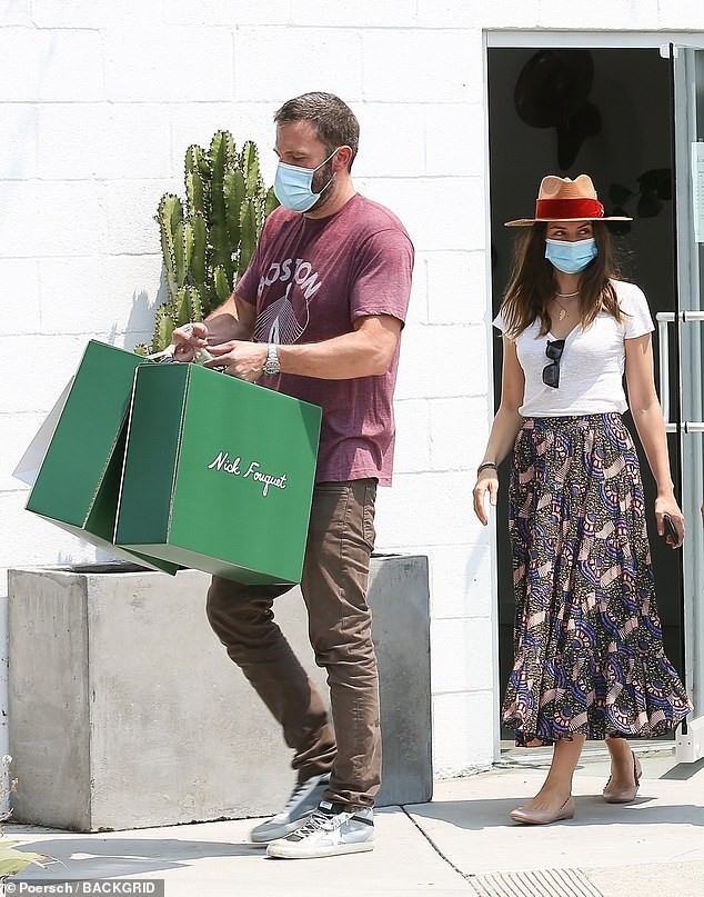 ben affleck va ban gai xinh dep the hien tinh cam khi di mua sam cung nhau hinh 3