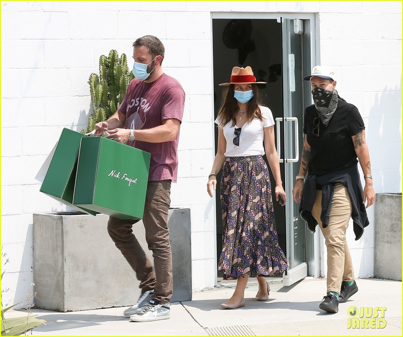 ben affleck va ban gai xinh dep the hien tinh cam khi di mua sam cung nhau hinh 6