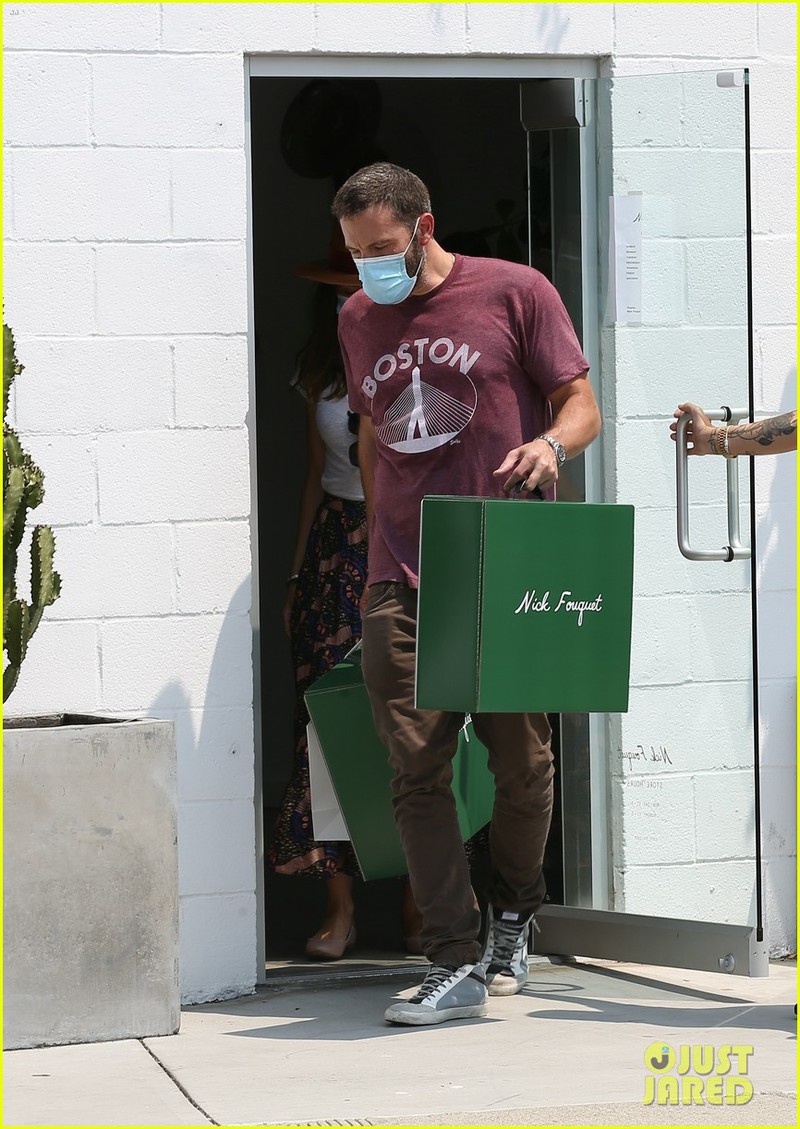 ben affleck va ban gai xinh dep the hien tinh cam khi di mua sam cung nhau hinh 7