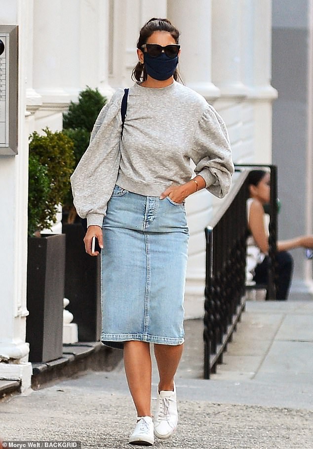 katie holmes mac do khoe khoan, mot minh di dao pho o new york hinh 1