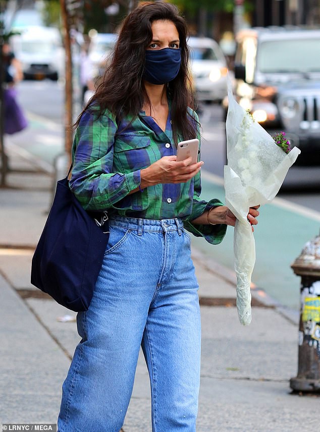 katie holmes mac do khoe khoan, mot minh di dao pho o new york hinh 6