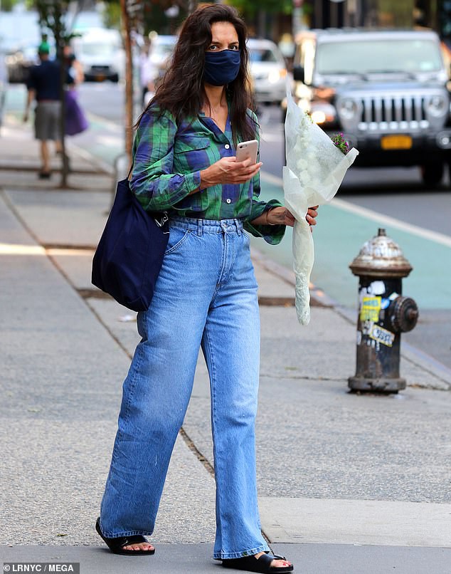 katie holmes mac do khoe khoan, mot minh di dao pho o new york hinh 8