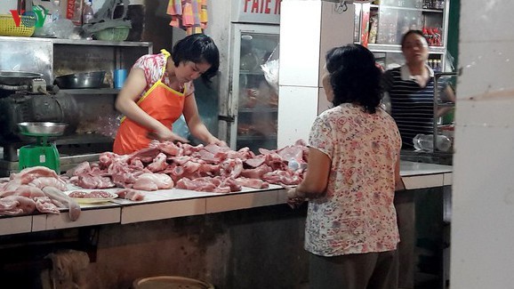 gia thit lon tang va nguoi tieu dung dang bi moc tui hinh 1