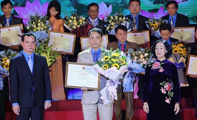 le bieu duong 90 cap uy vien la chu tich cong doan co so tieu bieu hinh 1