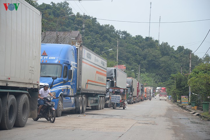 hon 1.700 xe hang ton u tai cac cua khau bien gioi cho duoc xuat khau hinh 1