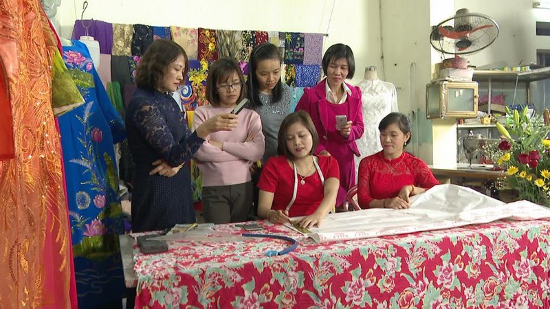 tu co gai tat nguyen den nguoi tho may, thiet ke trang phuc hinh 3