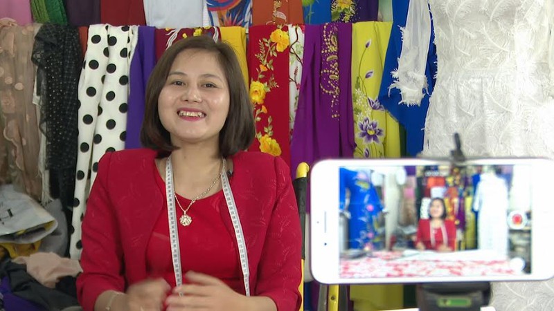 tu co gai tat nguyen den nguoi tho may, thiet ke trang phuc hinh 1